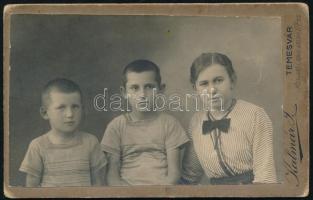 cca 1910 Vass család gyermekei, keményhátú fotó Kalmár J. temesvári műterméből, 10,5×6,5 cm