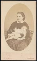 cca 1870 Nő csecsemővel, keményhátú fotó Milliott temesvári műterméből, 10,5×6 cm