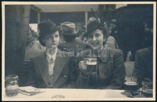 1940 Budapesti Nemzetközi Vásár, söröző hölgyek, fotólap, 8,5×13 cm