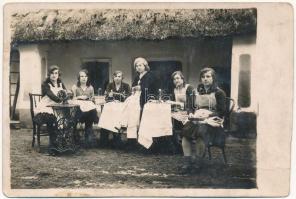 Varrónők Singer varrógépekkel / seamstresses with sewing machines. photo (fa)