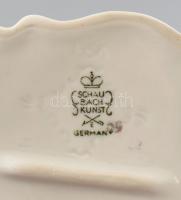 Schaubach Kunst puttó figura nyuszival, kézzel
festett, jelzett, kopott, m:14,5 cm