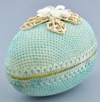 Műanyag tojás formájú dobozka, szövet
borítással benne bizsukkal, 13x8x8cm