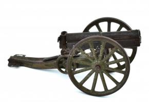 Régi fém játékágyú címerrel, rozsdafoltokkal, h: 15,5 cm