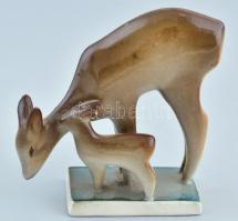 Zsolnay porcelán őzmama a gidájával figura, kézzel festett, jelzett, kopásnyomokkal, m: 8 cm