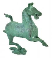 Kínai bronz figura, fecskére lépő ló, antikolt, jelzés nélkül m:12cm
