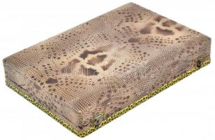 Fésű készlet, celuloid, díszdobozban, hiányos, 17x24cm