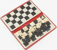 Retro mágneses zseb sakk tábla figurákkal, MALÉV logóval ellátott puha műanyag tokban, hiánytalan, apró kopásnyomokkal, 17x15 cm