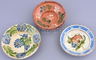 3 db antik népi kerámia tányér, jelzés nélkül, koruknak megfelelő hibákkal, d: cca. 20cm