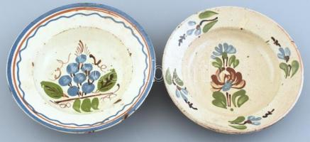 2 db antik népi kerámia tányér, jelzés nélkül, koruknak megfelelő hibákkal, d: cca. 20cm