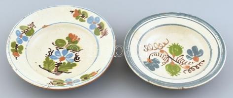 2 db antik népi kerámia tányér, jelzés nélkül, koruknak megfelelő hibákkal, d: cca. 22cm