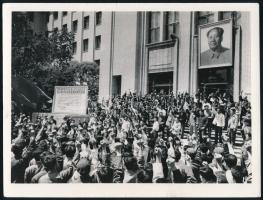 cca 1970 Mao Ce Tung Kínai kommunista propaganda képek. 3 db tűnyomok / Mao Zhedong Chinese propaganda photos 3 pcs. Pinholes 20x15 cm