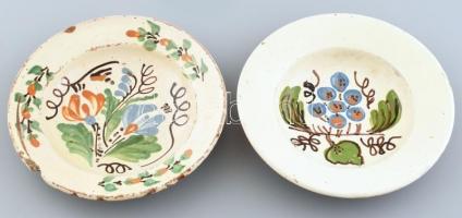 2 db antik népi kerámia tányér, jelzés nélkül, sérült, d: cca. 22cm