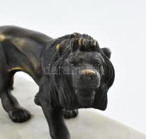 Jelzés nélkül: Oroszlán. Öntött, patinázott
bronz, márvány talapzaton, kopott,
22x10x13cm