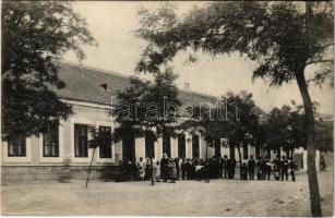 Baj, iskola, gyerekek. Lindenberg Adolf kiadása (apró lyuk / tiny pinhole)