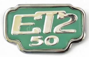 Vespa ET2 50 műanyag logó, szép állapotban, 5,5x3,3cm