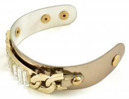 Fém elemekkel, kövekkel díszített műbőr karkötő, jó állapotban, h: 20 cm