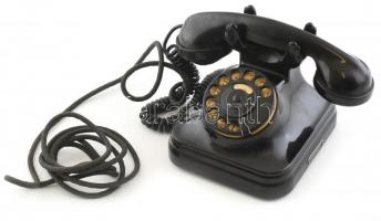 cca 1950 Régi bakelin telefon, oldalán Magyar Posta tulajdona feliratú fém táblával, apró kopásnyomokkal