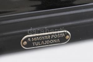 cca 1950 Régi bakelin telefon, oldalán Magyar Posta tulajdona feliratú fém táblával, apró kopásnyomo...