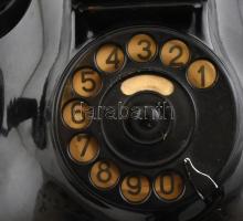 cca 1950 Régi bakelin telefon, oldalán Magyar Posta tulajdona feliratú fém táblával, apró kopásnyomo...