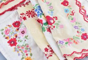 18 db kézi hímzés, klf. méretben