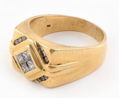 Arany (Au/18k) Férfi pecsétgyűrű, 4db Princess csiszolású brillel, össz. cca. 0.8ct, 12db modern csi...
