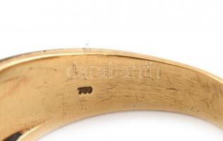 Arany (Au/18k) Férfi pecsétgyűrű, 4db Princess csiszolású brillel, össz. cca. 0.8ct, 12db modern csi...