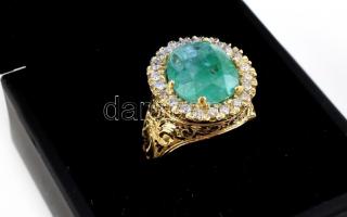 Arany (Au/18k) Női koktélgyűrű, enyhén kékes zöld smaragddal cca. 12.8ct, 22db modern csiszolású bri...