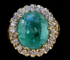 Arany (Au/18k) Női koktélgyűrű, enyhén kékes zöld smaragddal cca. 12.8ct, 22db modern csiszolású bri...