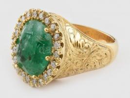 Arany (Au/18k) Női koktélgyűrű, enyhén kékes zöld smaragddal cca. 12.8ct, 22db modern csiszolású bri...