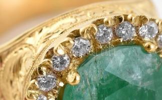 Arany (Au/18k) Női koktélgyűrű, enyhén kékes zöld smaragddal cca. 12.8ct, 22db modern csiszolású bri...