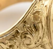 Arany (Au/18k) Női koktélgyűrű, enyhén kékes zöld smaragddal cca. 12.8ct, 22db modern csiszolású bri...