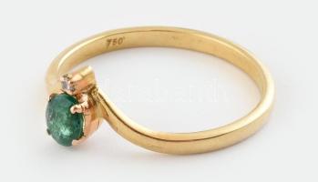 Arany (Au/18k) Női gyűrű, 1db természetes smaraddal ékítve cca. 0,30ct, 1db moderncsiszolású brillel...