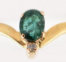 Arany (Au/18k) Női gyűrű, 1db természetes smaraddal ékítve cca. 0,30ct, 1db moderncsiszolású brillel...