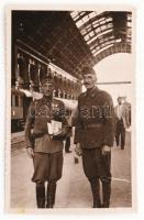 cca 1940-44 Keleti pályaudvar, magyar katonák, egyik több kitüntetéssel dekorált, vintage fotó, alján kissé foltos, 13x8,5 cm