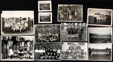 Focistákról, futballcsapatokról készült fotók, felületi sérülésekkel, 4×5 és 9×12 cm közötti méretekben
