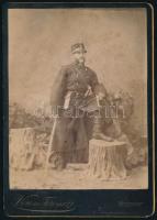cca 1890 Katona karddal, pisztollyal köpenyben kabinetfotó Veress Ferenc Kolozsvár 11x16 cm