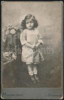 cca 1910 Kislány portréja, keményhátú fotó Magyar Imre budapesti fényképész műterméből, kissé kopott, foltos, 16,5x10,5 cm