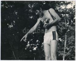 cca 1964 Oravecz István vintage felvétele Balogh Ferenc (1923-1993) békéscsabai fotóművészről, feliratozva, 18x22,8 cm