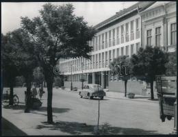 1964 Gáti Samu ,,Gyulai utcakép című vintage fotóművészeti alkotása, feliratozva, 18x24 cm