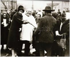 cca 1928 Budapesti ingyenkonyha, Róbert bácsi levest oszt a szegényeknek, 1 db szabadon felhasználható NEGATÍV, 4,6x6 cm