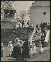 cca 1929 Palócok mise után, Kerny István (1879-1963) budapesti fotóművész hagyatékából pecséttel jelzett és feliratozott vintage fotóművészeti alkotás, 20,5x16,6 cm