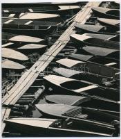 cca 1962 Csónakok a Velencei-tavon, jelzés nélküli vintage fotó Nagy Ottó Sándor székesfehérvári fotóművész hagyatékából; hozzáadva a Pesti Hírlap Képes Vasárnapja c. újság, 1936. október 4-én megjelent cikkét, amely a helyi halászok életéről szól, négy fényképpel illusztrálva, 20,5x18 cm