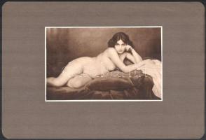 cca 1938 Dr. Csörgeő Tibor (1896-1968) budapesti fotóművész hagyatékából vintage fotó, egy szolidan erotikus hölgy festményéről, jelzés nélkül, 11x17,5 cm, albumlap 20,5x30,4 cm