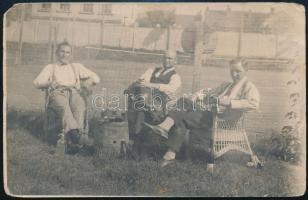 cca 1930 Fröccsöző urak a teniszpályánál, fotólap, 13,5x9 cm