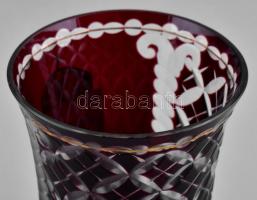 Vörös kristály pohár, festett magyar címerrel, apró kopásnyomokkal, m: 11 cm, d: 8 cm