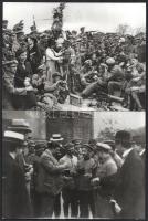 cca 1960-1980 Az 1918/19. évi forradalmak képeiről készült későbbi előhívások (közte katonák, fegyveresek), 16 db fotó, 24x18 cm körüli méretben