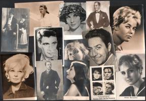 cca 1920-1965 22 db fotó, fotólap és nyomtatvány külföldi színésznőkről és színészekről: Sophia Lore...