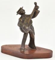 Bronz gitáros figura, fa talapzaton, kopott, jelzés nélkül, m:16cm