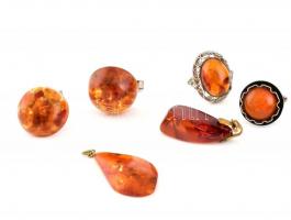 Vegyes borostyán tétel, gyűrű, mandzsetta, stb, kopott