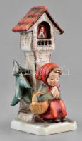 Hummel: Kápolna elött ülő kosaras kislány, kézzel festett fajansz, jelzett, kopásnyomokkal, apró mázlepattanásokkal, mázrepedésekkel, m:14cm